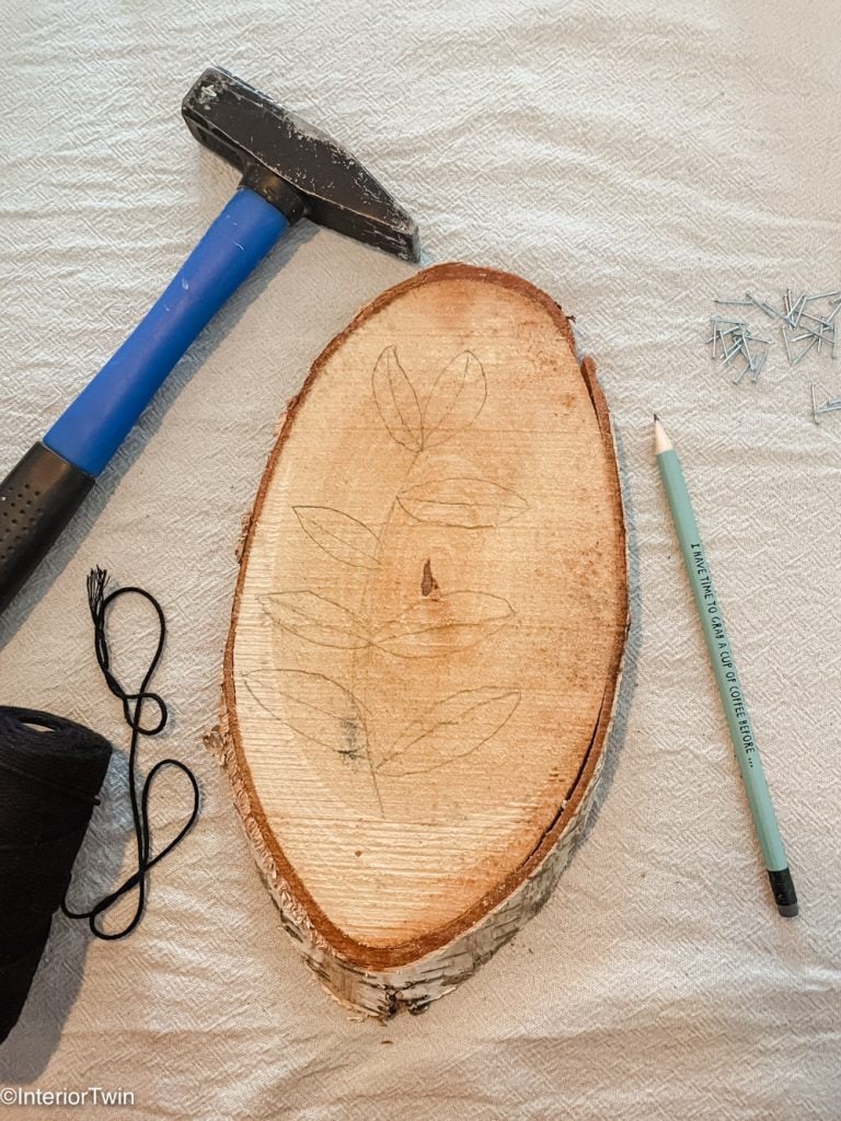 knutselen met spijkers en draad op hout benodigdheden